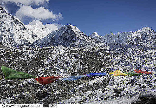 Island Peak  vorbei an Gebetsfahnen im Khumbu-Tal in Nepal.