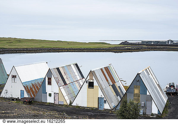 Island  Reykjanes  Blick auf Bootshäuser