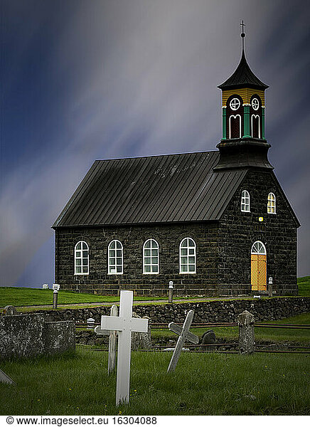 Island  Reykjanes  Hvalsneskirkja  Kirche und Friedhof