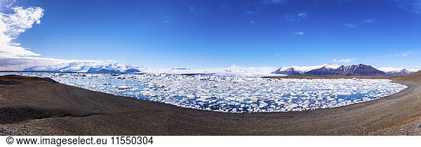 Island  Vatnajoekull-Nationalpark  Panoramaaufnahme der Jokulsarlon-Eislagune  Eisberge