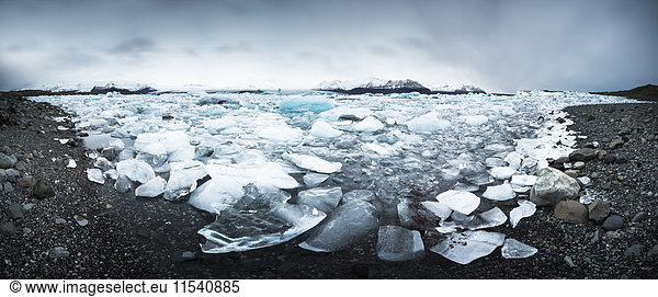 Island  Vatnajoekull Nationalpark  Panoramaaufnahme von Jokulsarlon  Gletscher und Eisberge