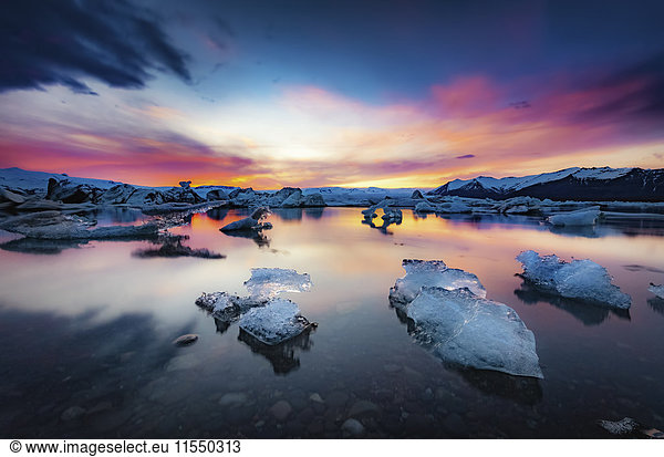 Island  Vatnajokull-Nationalpark  Sonnenuntergang  Eisberge in der Jokulsarlon-Eislagune