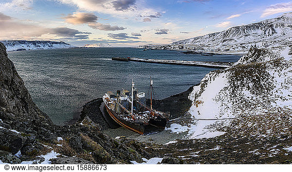 Island  Walfangboot im Winter an felsiger Küste