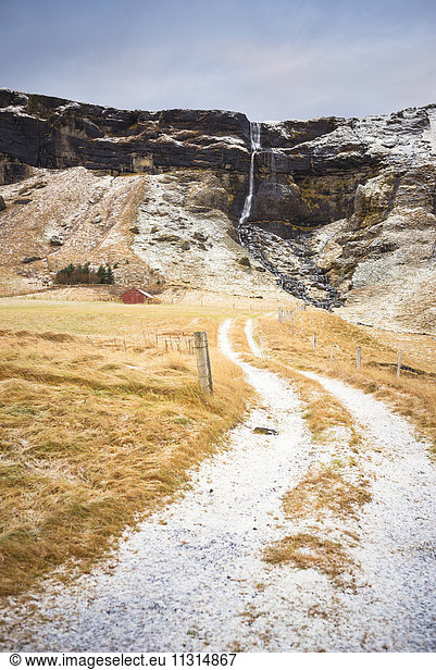 Island Winterlandschaft mit Wasserfall