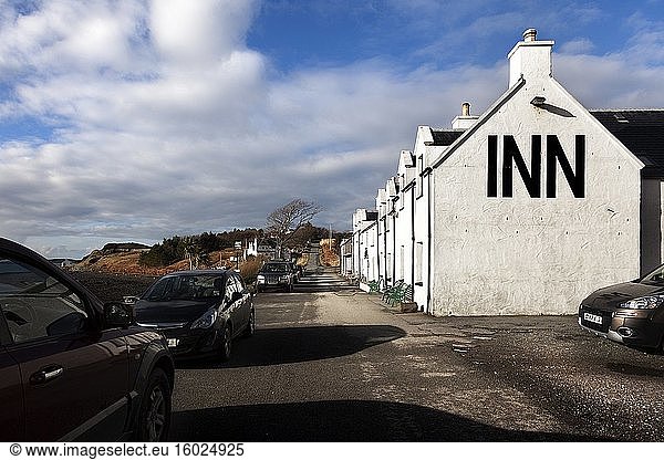 Isle of Sky  Schottland - 16. Februar 2014: Die Küste des Dorfes Waternish in Schottland an einem sonnigen Tag.