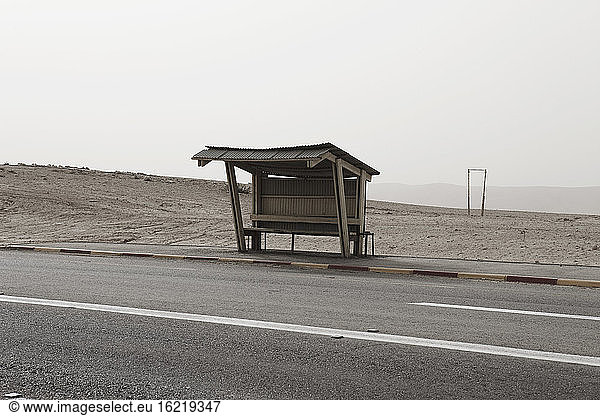 Israel  Ansicht eines leeren Wartehäuschens einer Bushaltestelle