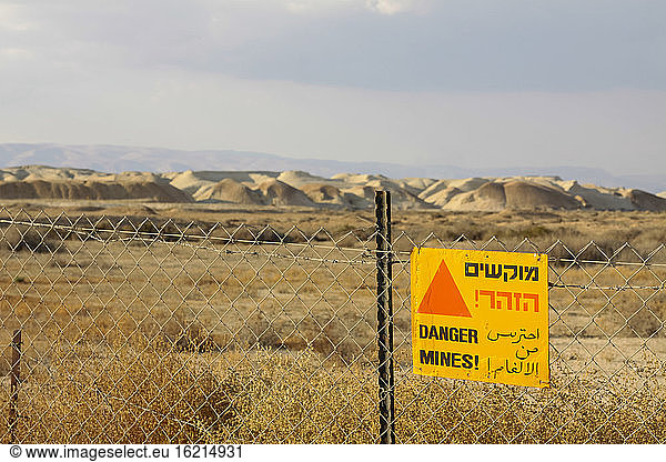 Israel  Ansicht eines Minenfeldes mit Hinweisschild