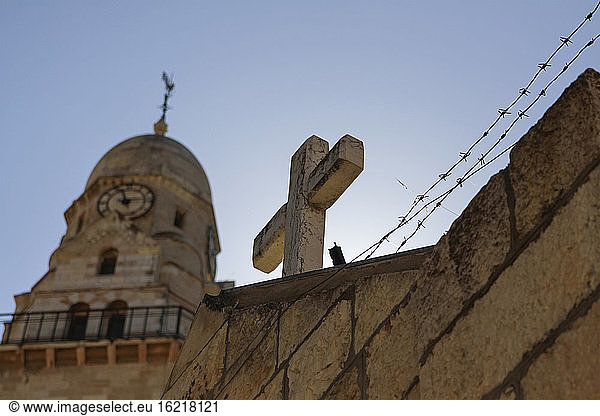 Israel  Jerusalem  Blick auf christliches Symbol in den Straßen