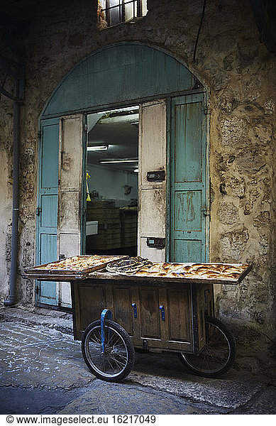 Israel  Jerusalem  Schiebewagen mit Backwaren in einer Bäckerei