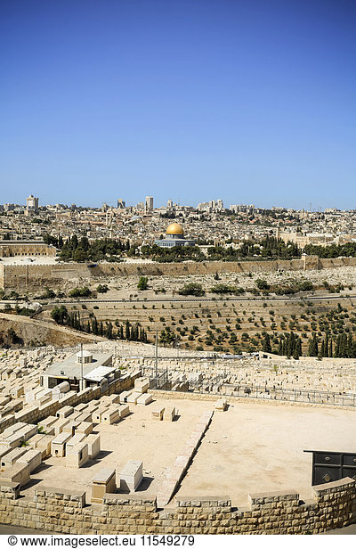 Israel  Jerusalem  Stadtbild mit Friedhof und Felsendom