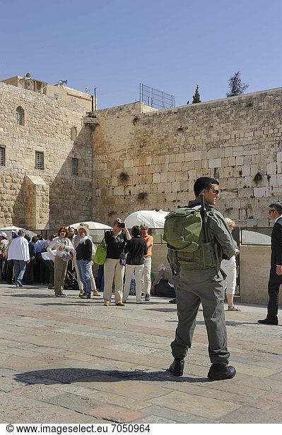 Israelischer Soldat mit Maschinenpistole bewacht die Touristen und Klagemauer  Arabisches Viertel  Altstadt  Jerusalem  Israel  Naher Osten  Vorderasien