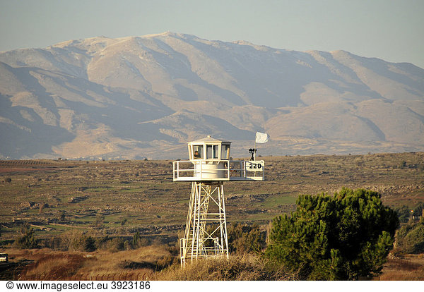 Israelischer Wachturm am israelisch-syrischen Grenzübergang  bei Quneitra  Golanhöhen  Israel  Naher Osten  Orient