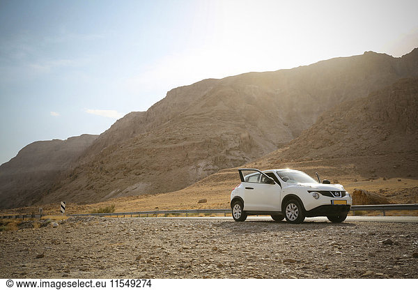 Isreal  geparktes Auto am Straßenrand in der Wüste nahe dem Toten Meer