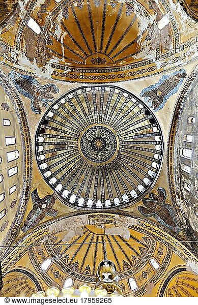 Istanbul  18. Juni 2011. Vier Blickwinkel tragen die Kuppel der Haghia Sophia  am 18. Juni 2011  Türkei  Asien