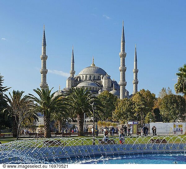 Istanbul  Provinz Istanbul  Türkei. Die Sultan-Ahmet- oder Sultanahmet-Moschee  auch bekannt als Blaue Moschee  über den Sultanahmet-Platz gesehen. Die Moschee ist Teil der historischen Bereiche von Istanbul  die zum UNESCO-Weltkulturerbe gehören.