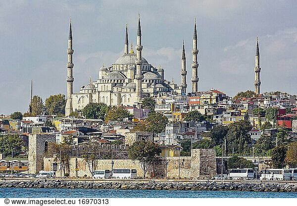 Istanbul  Provinz Istanbul  Türkei. Die Sultan-Ahmet- oder Sultanahmet-Moschee  auch bekannt als Blaue Moschee  vom Marmarameer aus gesehen. Die Moschee ist Teil der historischen Bereiche von Istanbul  die zum UNESCO-Weltkulturerbe gehören.
