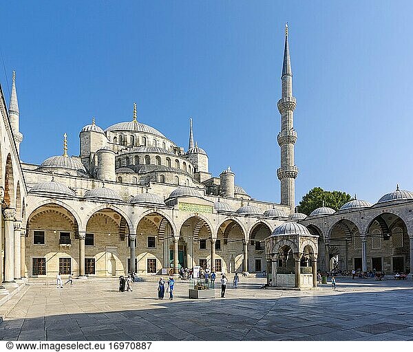 Istanbul  Provinz Istanbul  Türkei. Innenhof der Sultan-Ahmet- oder Sultanahmet-Moschee  auch bekannt als Blaue Moschee. Die Moschee ist Teil der historischen Bereiche von Istanbul  die zum UNESCO-Weltkulturerbe gehören.