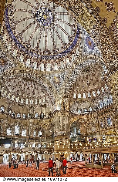 Istanbul  Provinz Istanbul  Türkei. Innenraum der Sultan-Ahmet-Moschee oder Sultanahmet-Moschee  auch bekannt als Blaue Moschee. Die Moschee ist Teil der historischen Bereiche von Istanbul  die zum UNESCO-Weltkulturerbe gehören.