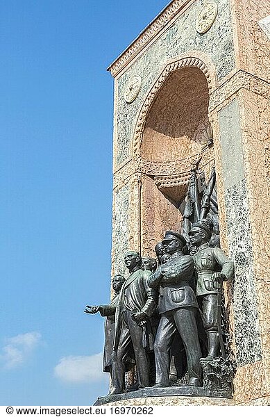 Istanbul  Türkei. Taksim Meydani  oder Taksim-Platz. Das Denkmal der Republik zeigt Atatürk und die Gründerväter der türkischen Republik. Ein Werk des italienischen Künstlers Pietro Canonica aus dem Jahr 1928.