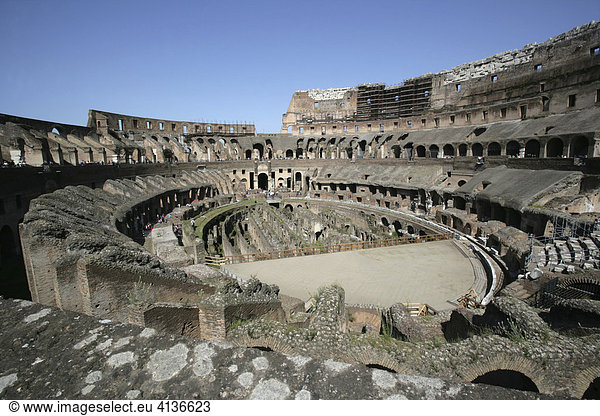 ITA  Italien  Rom : Kolosseum  flavisches Amphitheater an der Via dei Fori Imperiali. Groesstes  je gebautes Amphitheater.