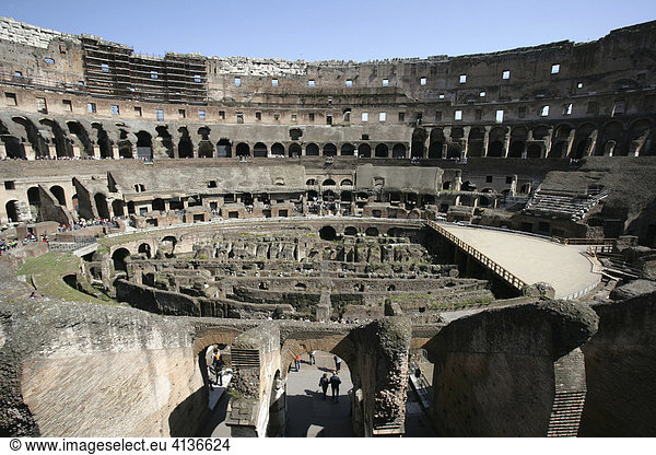 ITA Italien Rom : Kolosseum flavisches Amphitheater an der Via dei Fori Imperiali. Groesstes je gebautes Amphitheater.