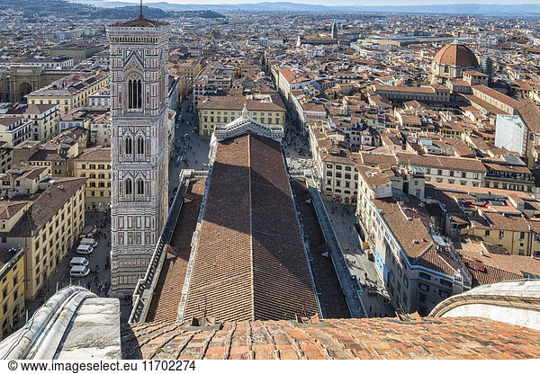 Italien,  Florenz,  Blick auf Campanile di Giotto und Dach der Basilika Santa Maria del Fiore von oben