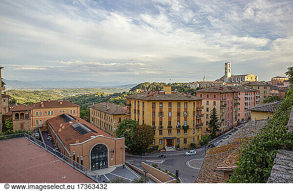 Italien,  Provinz Perugia,  Perugia,  Wolken über der Altstadt mit der Basilika San Domenico im Hintergrund
