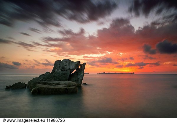 Italien,  Sardinien,  Villasimius,  Morgendämmerung am Riff des Strandes Punta Molenti.