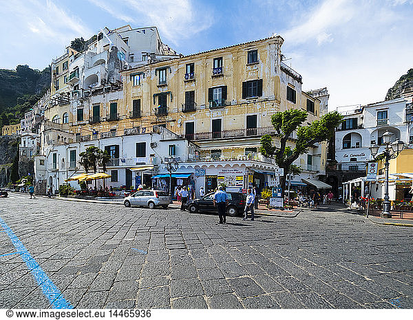 Italien  Amalfi  Blick auf die historische Altstadt mit Straße im Vordergrund