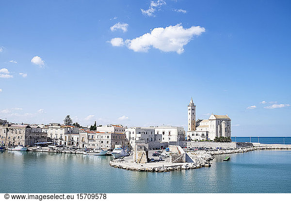 Italien  Apulien  Trani  Hafen und Altstadt