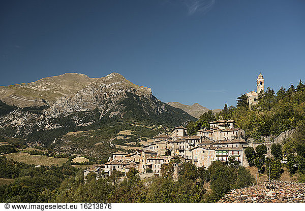 Italien  Blick auf Montefortino
