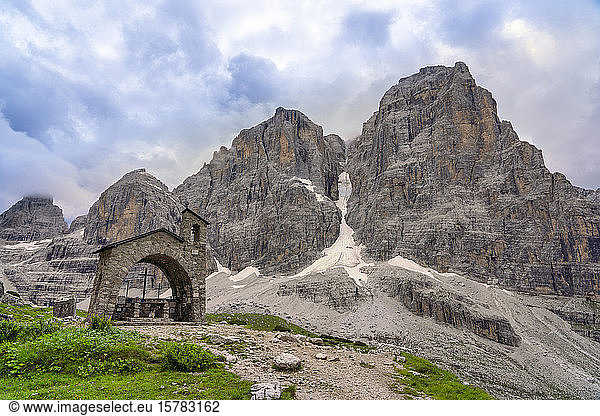Italien  Dolomiten  Trentino  Rendena-Tal  Brenta-Gebirge und kleine Kapelle