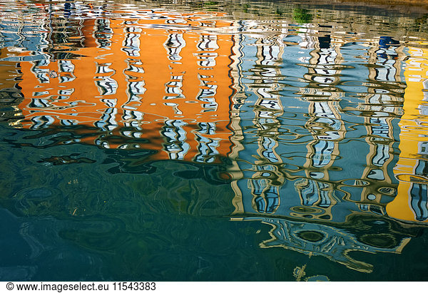 Italien  Gardasee  Limone sul Garda  Wasserspiegelungen von bunten Fassaden im Hafenbecken