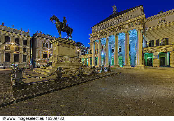 Italien  Genua  Piazza de Ferrari  Giuseppe Garibaldi Denkmal bei Nacht