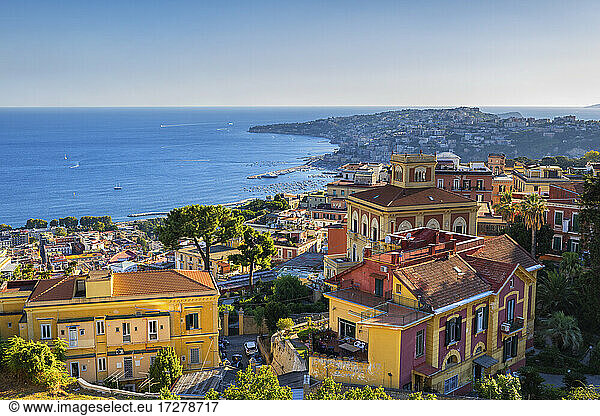 Italien  Kampanien  Neapel  Küstenstadt mit dem Tyrrhenischen Meer im Hintergrund
