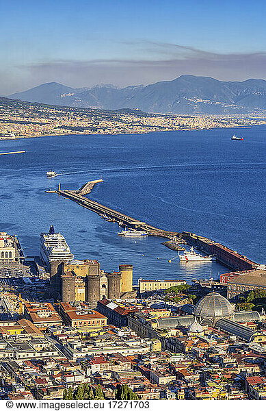 Italien  Kampanien  Neapel  Luftaufnahme des Castel Nuovo  der Galleria Umberto I und des Piers im Golf von Neapel