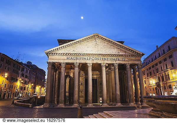 Italien  Latium  Rom  Pantheon  Piazza della Rotonda am Abend