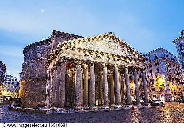 Italien  Latium  Rom  Pantheon  Piazza della Rotonda am Abend