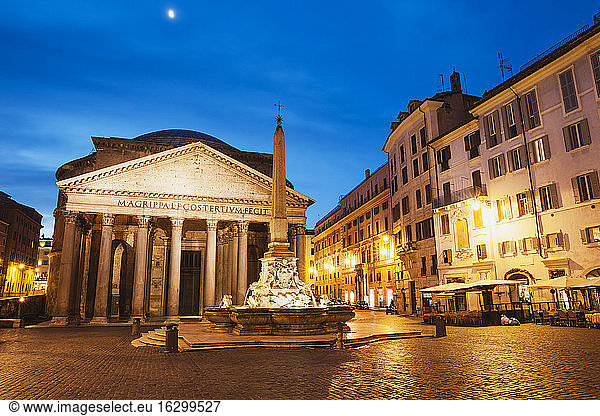 Italien  Latium  Rom  Pantheon  Piazza della Rotonda und Springbrunnen am Abend