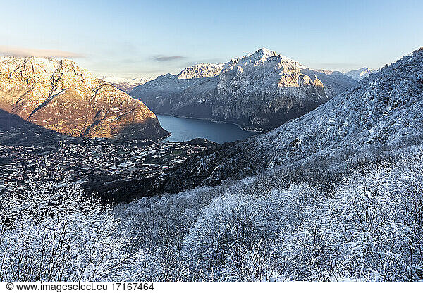 Italien  Lecco  Comer See  Blick auf Berge und See im Tal an einem Wintertag