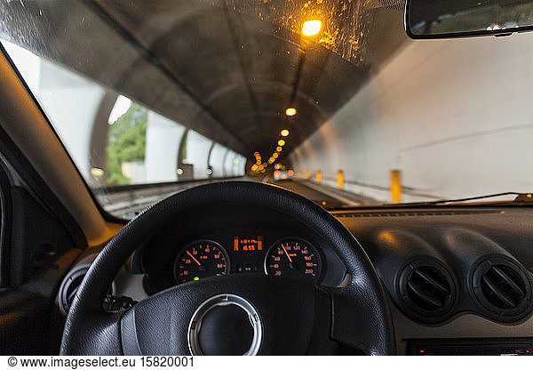 Italien  Lombardei  Lecco  Inneres des Autos im Tunnel
