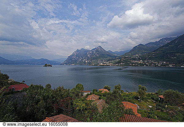 Italien  Lombardei  Monte Isola  Iseosee umgeben von Bergen