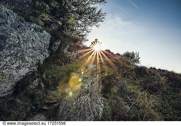 Italien  Lombardei  Wanderer besteigt den Monte Legnoncino bei Sonnenaufgang