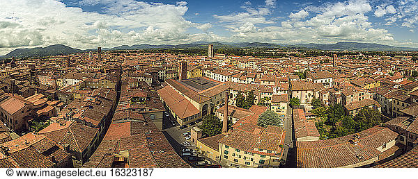 Italien  Lucca  Panoramablick auf die Stadt vom Torre Guinigi