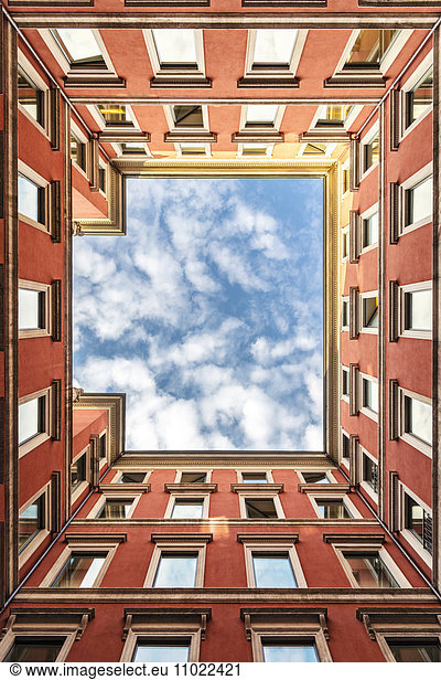 Italien  Mailand  Fassaden eines Hinterhofes von unten gesehen