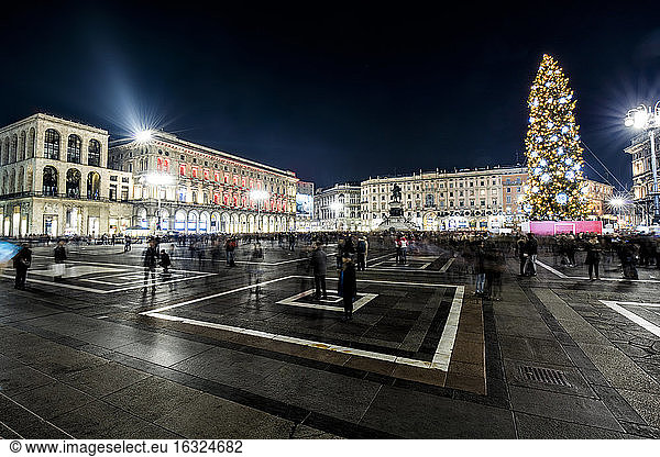 Italien  Mailand  Piazza del Duomo bei Nacht mit Weihnachtsbaum