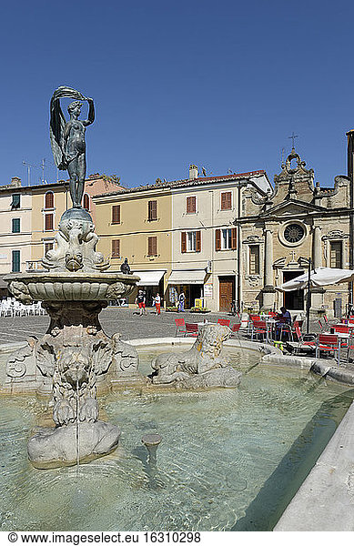 Italien  Marken  Provinz Pesaro und Urbino  Fano  Fontana della Fortuna  Glücksbrunnen