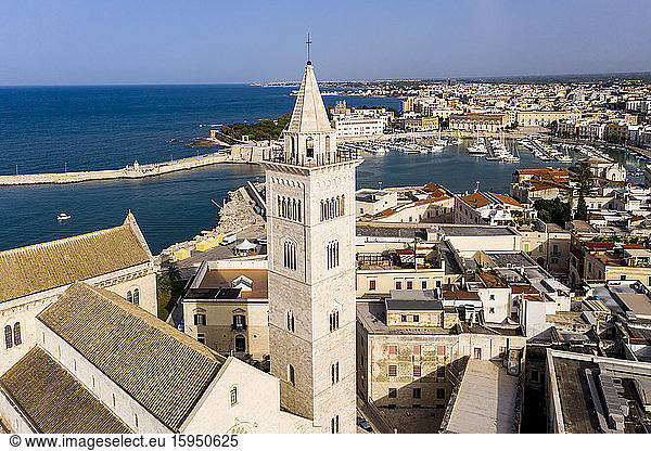 Italien  Provinz Barletta-Andria-Trani  Trani  Hubschrauberansicht des Turms der Kathedrale von Trani