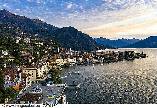 Italien  Provinz Como  Menaggio  Blick aus dem Hubschrauber auf die Stadt am Ufer des Comer Sees in der Morgendämmerung