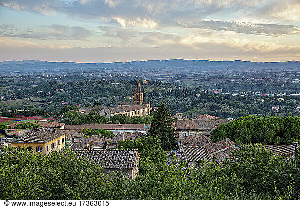 Italien  Provinz Perugia  Perugia  Blick auf den von Hügeln umgebenen Stadtrand in der Abenddämmerung